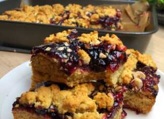 Παραδοσιακό νηστίσιμο κέικ με στρώση μαρμελάδας και τριμμένη ζύμη στην κορυφή, πασπαλισμένο με χοντροκομμένα φουντούκια