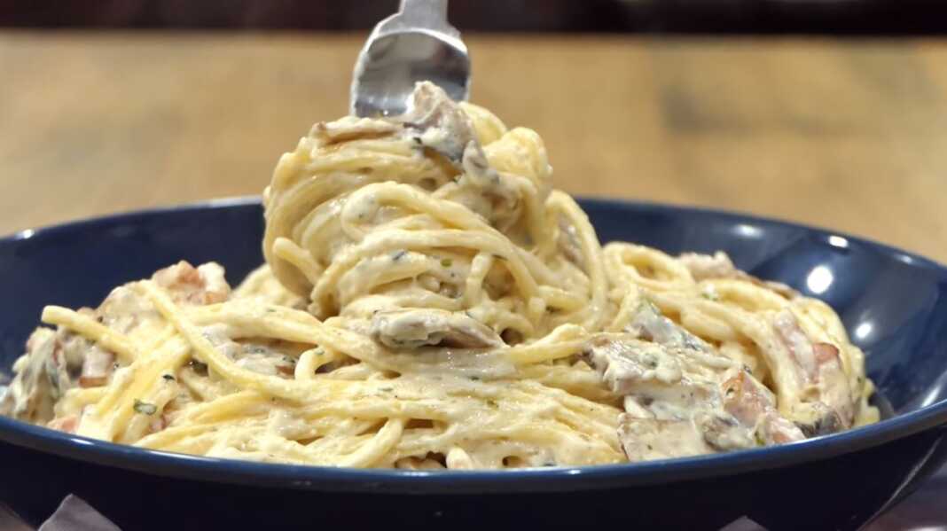 Zυμαρικά με μανιτάρια και μπέικον.