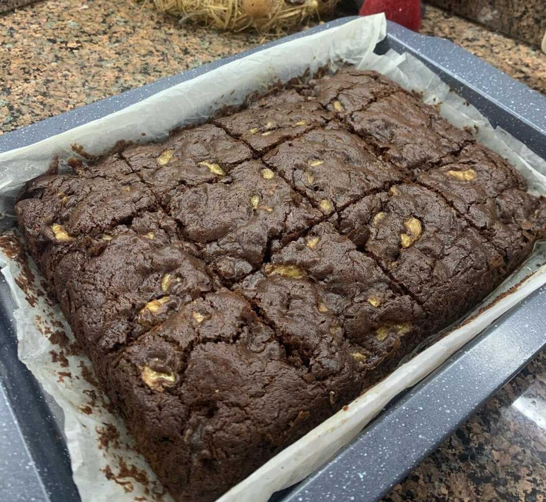 Ένα ολόκληρο Brownie Σοκολάτας με Μπανάνα σε ξύλινη επιφάνεια, με εμφανείς φέτες μπανάνας