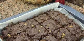 Ένα ολόκληρο Brownie Σοκολάτας με Μπανάνα σε ξύλινη επιφάνεια, με εμφανείς φέτες μπανάνας