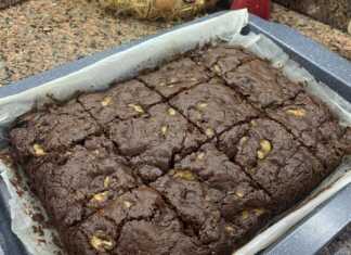 Ένα ολόκληρο Brownie Σοκολάτας με Μπανάνα σε ξύλινη επιφάνεια, με εμφανείς φέτες μπανάνας