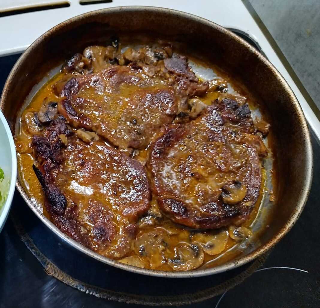 Χοιρινές μπριζόλες με μανιτάρια