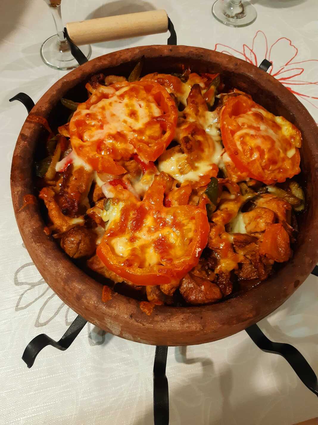 Χοιρινό με κοτόπουλο και μανιτάρια στο πήλινο....