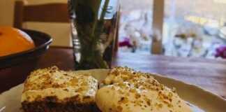 Κέικ με ταχίνι και κρέμα