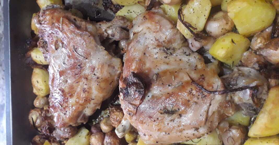 Κατσικάκι στο φούρνο με πατάτες και μανιτάρια