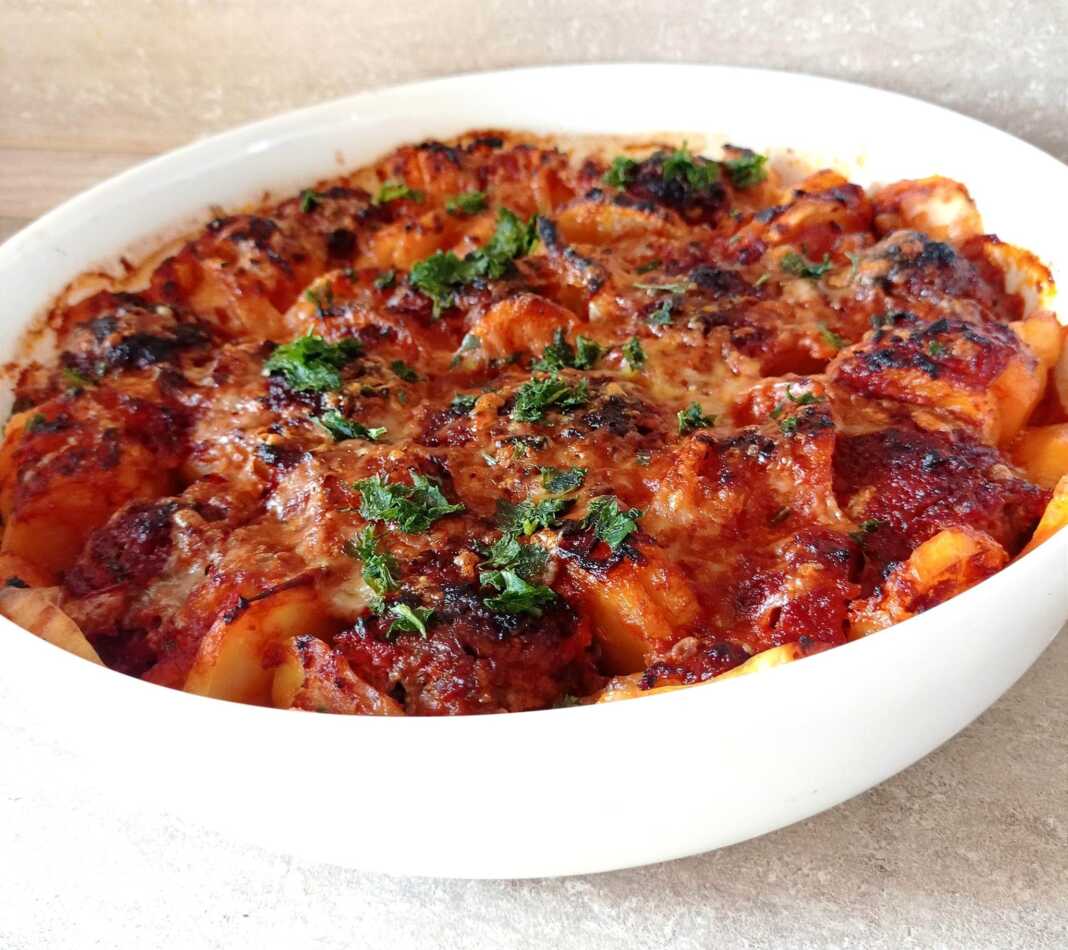 Κεφτεδάκια Φούρνου Κοκκινιστά με κόκκινη σάλτσα και τυρί