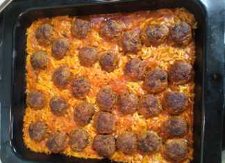 Γιουβέτσι με κεφτεδάκια και κριθαράκι σε ταψί, βγαλμένο από τον φούρνο, με την επιφάνεια να έχει πάρει ωραίο κόκκινο χρώμα.