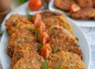 Τηγανητοί Κεφτέδες Λαχανικών σε πιάτο με απορροφητικό χαρτί.