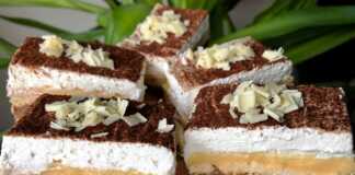 Μια φέτα από το κέικ με 2 κρέμες που φαίνονται οι στρώσεις βανίλιας, σοκολάτας και μπισκότων