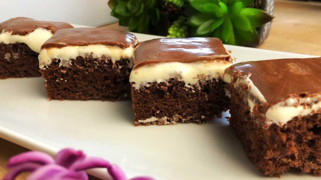 Πλούσιο Κέικ Σοκολάτα με Ζαχαρούχο και λαχταριστή γκανάζ κομμένο σε τετράγωνα κομμάτια.