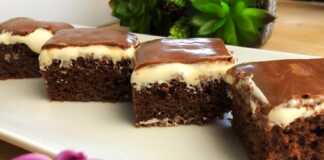 Πλούσιο Κέικ Σοκολάτα με Ζαχαρούχο και λαχταριστή γκανάζ κομμένο σε τετράγωνα κομμάτια.