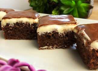 Πλούσιο Κέικ Σοκολάτα με Ζαχαρούχο και λαχταριστή γκανάζ κομμένο σε τετράγωνα κομμάτια.