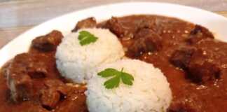 Κεμπάπ κρασιού με ρύζι Πιάτο με Κεμπάπ κρασιού και ρύζι, γαρνιρισμένο με φρέσκο μαϊντανό.