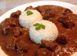 Πιάτο με Κεμπάπ κρασιού και ρύζι, γαρνιρισμένο με φρέσκο μαϊντανό.