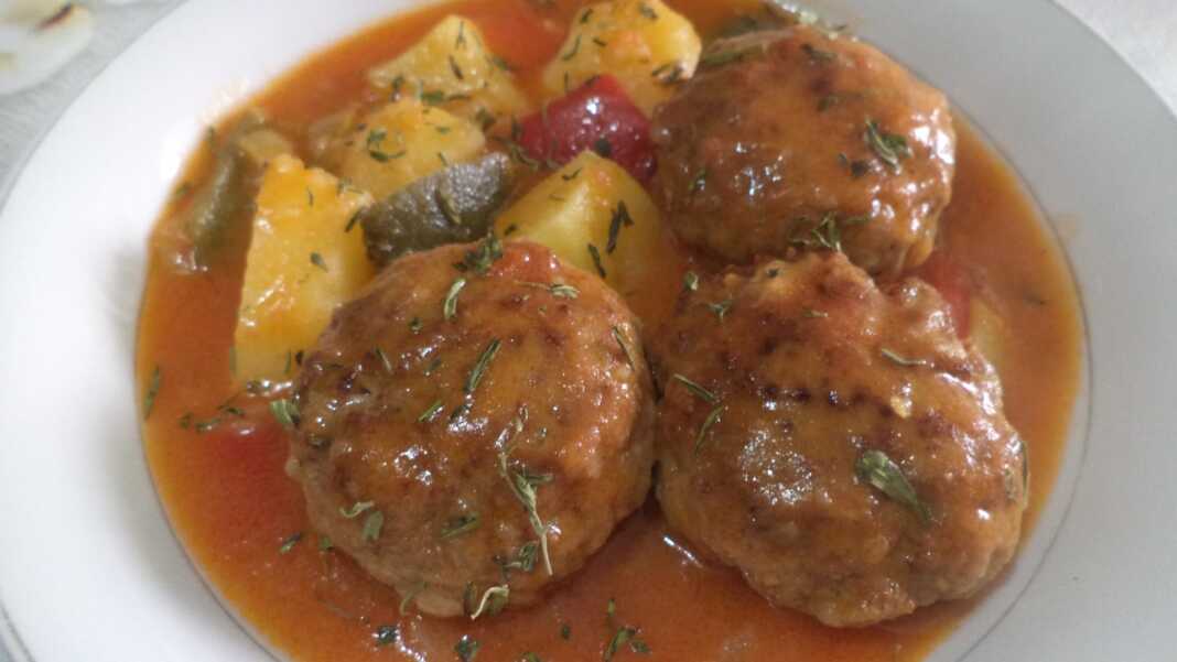 kokkinistaKeftedakia1 Κεφτεδάκια με σάλτσα ντομάτας και πατατες