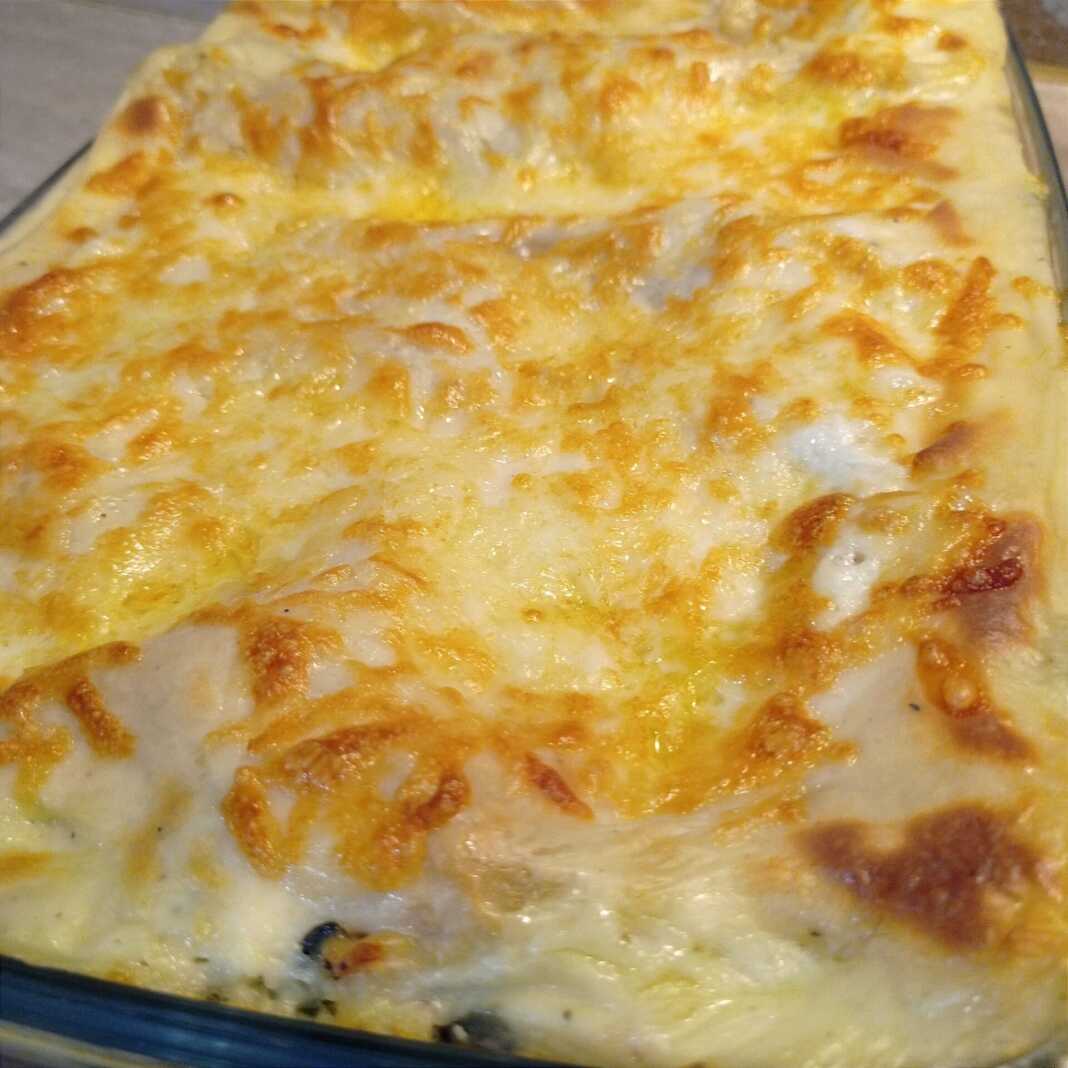 Ζουμερά λαζάνια με κοτόπουλο και σπανάκι, σερβιρισμένα σε πυρέξ, με χρυσαφένια κρούστα.