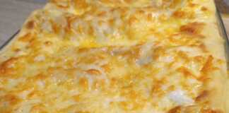 Ζουμερά λαζάνια με κοτόπουλο και σπανάκι, σερβιρισμένα σε πυρέξ, με χρυσαφένια κρούστα.