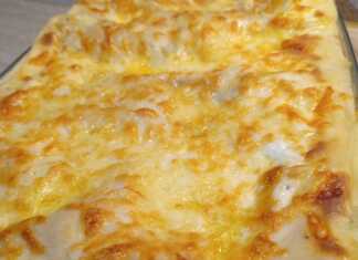 Ζουμερά λαζάνια με κοτόπουλο και σπανάκι, σερβιρισμένα σε πυρέξ, με χρυσαφένια κρούστα.