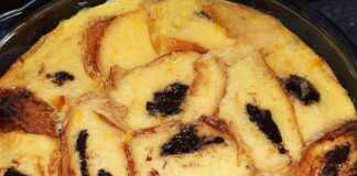 Κρέμα καραμέλας με στρώση από ροδέλες κρουασάν σοκολάτας σε ένα ταψί.