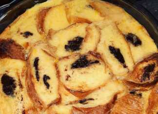 Κρέμα καραμέλας με στρώση από ροδέλες κρουασάν σοκολάτας σε ένα ταψί.