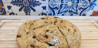 Ένα ολόκληρο, ζεστό Λιόψωμο με Λιαστή Ντομάτα και Ελιές.