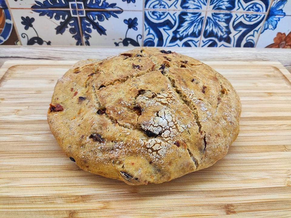 liopsomo0 Ένα ολόκληρο, ζεστό Λιόψωμο με Λιαστή Ντομάτα και Ελιές.