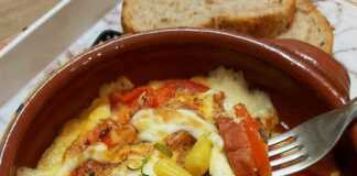 Λουκάνικο με φέτα ντομάτα και αυγό στο πήλινο