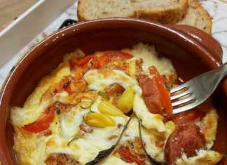 Λουκάνικο με φέτα ντομάτα και αυγό στο πήλινο