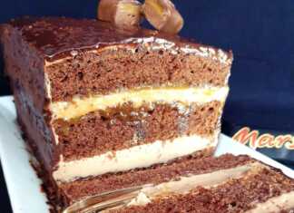 Τούρτα σοκολάτας με κρέμα και καραμέλα Mars σε κομμάτι, με εμφανείς τις τρεις στρώσεις παντεσπάνι και κρέμα.