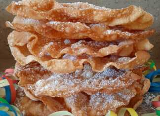 Μεγάλες χρυσαφένιες τηγανίτες Μαρβέγιες με πολλές φυσαλίδες, πασπαλισμένες με πλούσια άχνη ζάχαρη και σερβιρισμένες σε πιατέλα