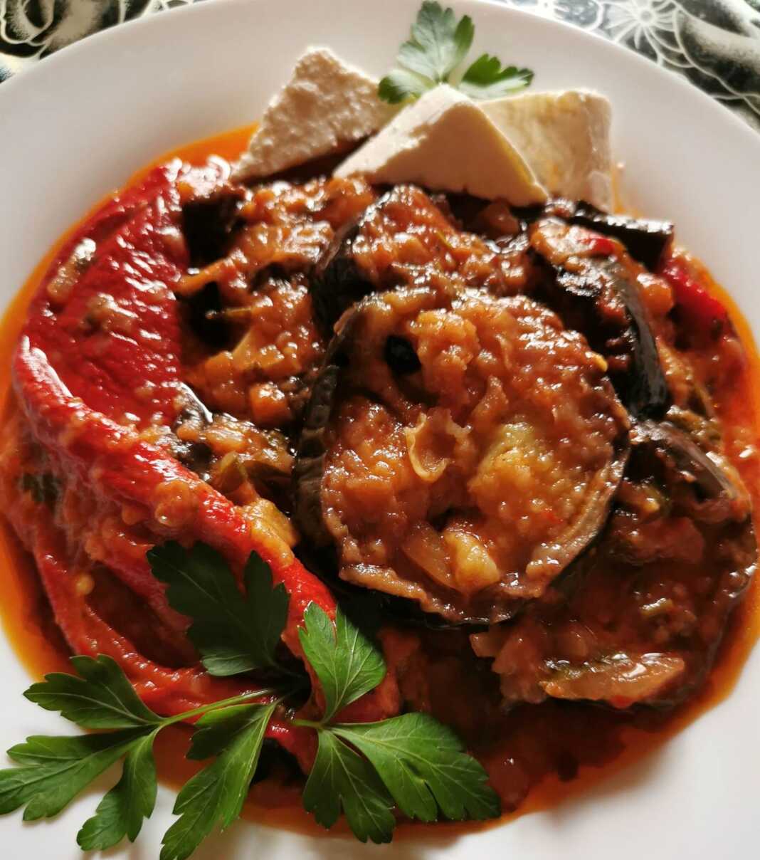 Μελιτζάνες και πιπεριές με σάλτσα