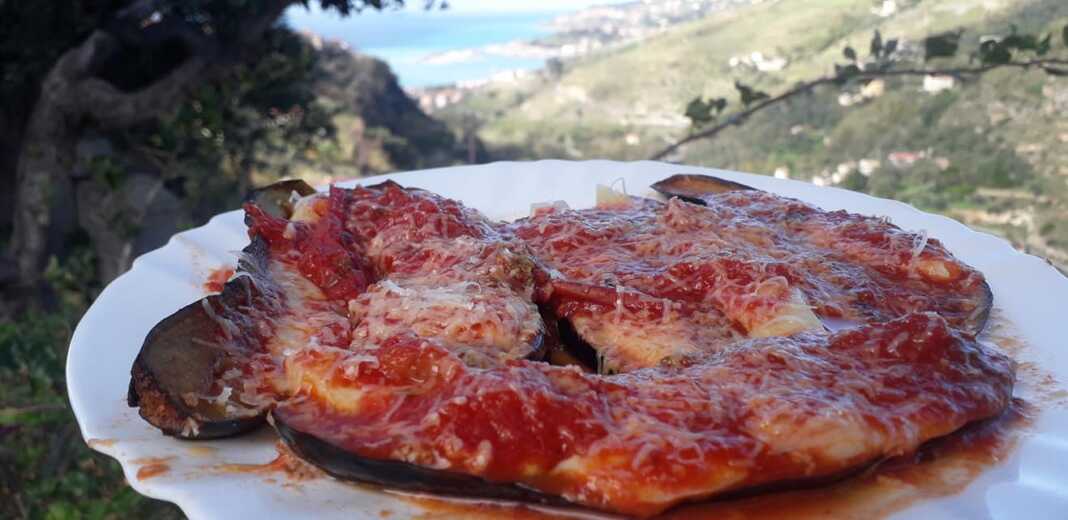 Μελιτζάνες στο φούρνο με σάλτσα ντομάτας και τυρί