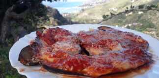 Μελιτζάνες στο φούρνο με σάλτσα ντομάτας και τυρί