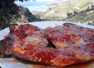 Μελιτζάνες στο φούρνο με σάλτσα ντομάτας και τυρί