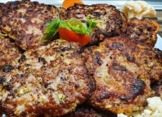 Τα ψημένα **Μπιφτέκια Φούρνου με Λαχανικά** σε πιάτο με συνοδευτικό