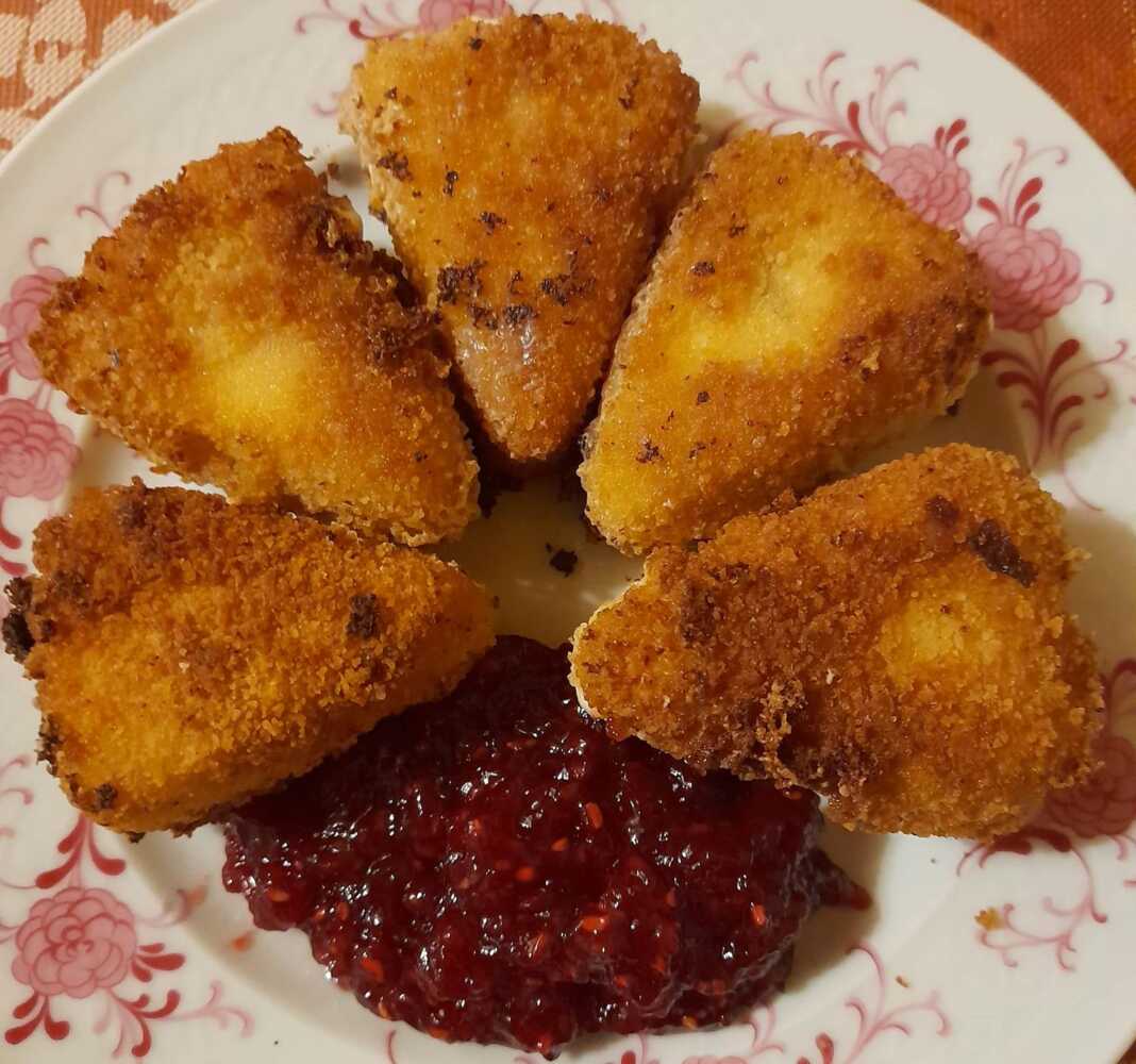 Παναρισμένο τυρί με φρυγανιά