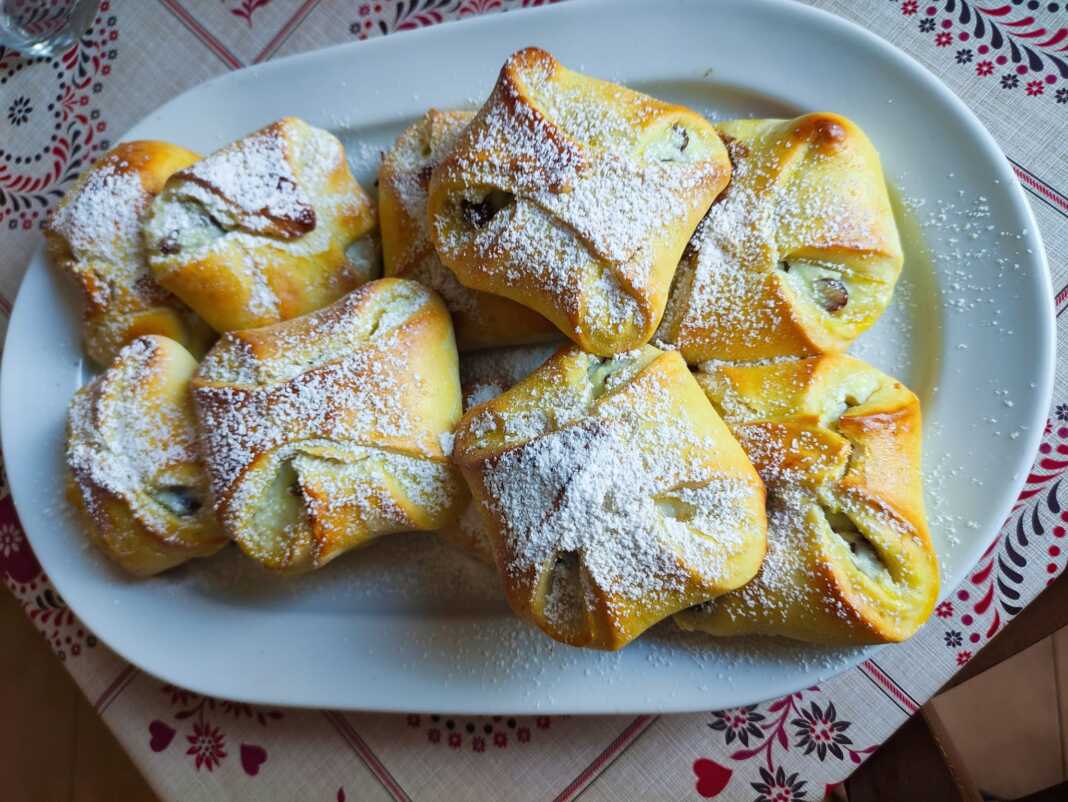 pitakiaMizithraSoultanina Πιτάκια γεμισμένα με μυζήθρα και σουλτανίνα