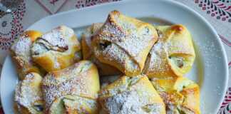 Πιτάκια γεμισμένα με μυζήθρα και σουλτανίνα 