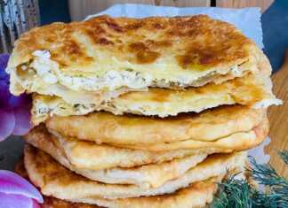 Τηγανητές πίτες διπλωμένες με τυρί και άνηθο, κομμένες στη μέση, με γέμιση να φαίνεται.