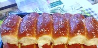 Αφράτα Ψωμάκια με Γέμιση, ψημένα και ροδοκόκκινα, σερβιρισμένα σε πιατέλα.