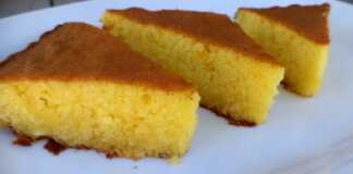 Ζουμερό Ραβανί με πορτοκαλάδα, κομμένο σε τετράγωνα κομμάτια, έτοιμο για σερβίρισμα