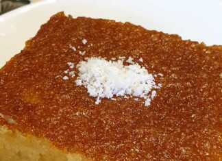 Αφράτο ραβανί με καρύδι, σιροπιασμένο και κομμένο σε τετράγωνα κομμάτια, πασπαλισμένο με καρύδι.