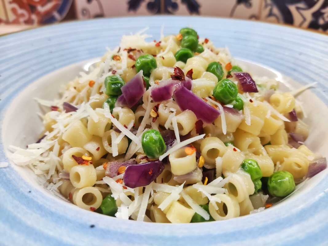 Σαλάτα με ζυμαρικά αρακά και μπεικον