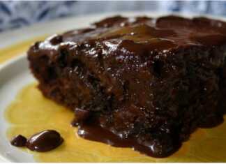 Λαχταριστή και ζουμερή νηστίσιμη σοκολατόπιτα με πλούσιο γλάσο που ρέει, κομμένη σε μεγάλα τετράγωνα κομμάτια.