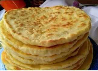 Οι ψημένες **Αφράτες Σπιτικές Πίτες** σε πιατέλα, έτοιμες για σερβίρισμα. 