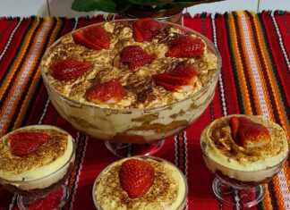 Τιραμισού σε τετράγωνο ταψί ή πυρέξ με εμφανείς στρώσεις από κρέμα μασκαρπόνε και σαβαγιάρ, πασπαλισμένο με κακάο σε σκόνη.