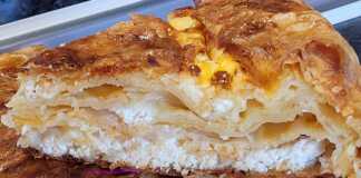 Τυρόπιτα με χωριάτικο φύλλο