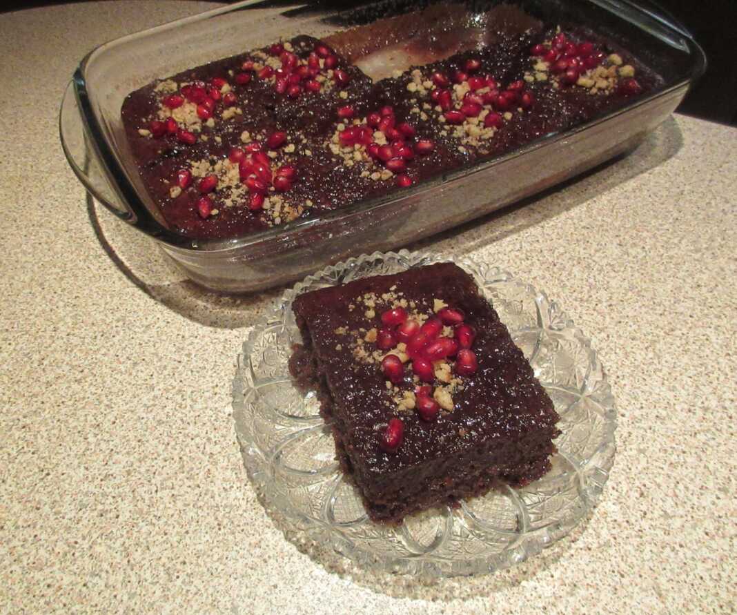 Λαχταριστό Υγρό Κέικ Σοκολάτας κομμένο σε κομμάτια, περιχυμένο με γυαλιστερή σοκολατένια σάλτσα.