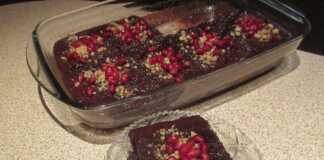 Λαχταριστό Υγρό Κέικ Σοκολάτας κομμένο σε κομμάτια, περιχυμένο με γυαλιστερή σοκολατένια σάλτσα.