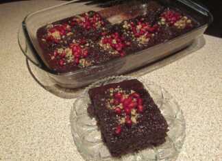 Λαχταριστό Υγρό Κέικ Σοκολάτας κομμένο σε κομμάτια, περιχυμένο με γυαλιστερή σοκολατένια σάλτσα.